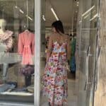 φορεμα πριντ λευκο πισω οψη Φόρεμα με Πριντ