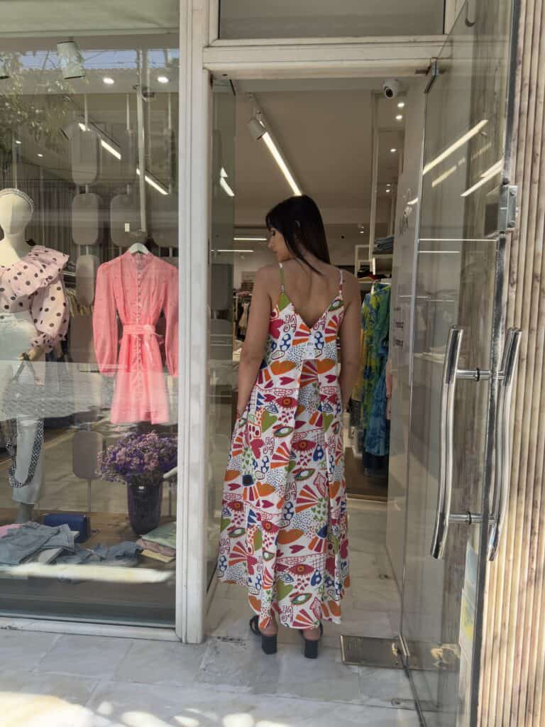 φορεμα πριντ λευκο πισω οψη Φόρεμα με Πριντ