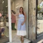 Φόρεμα ριγέ με διάτρητη τιράντα