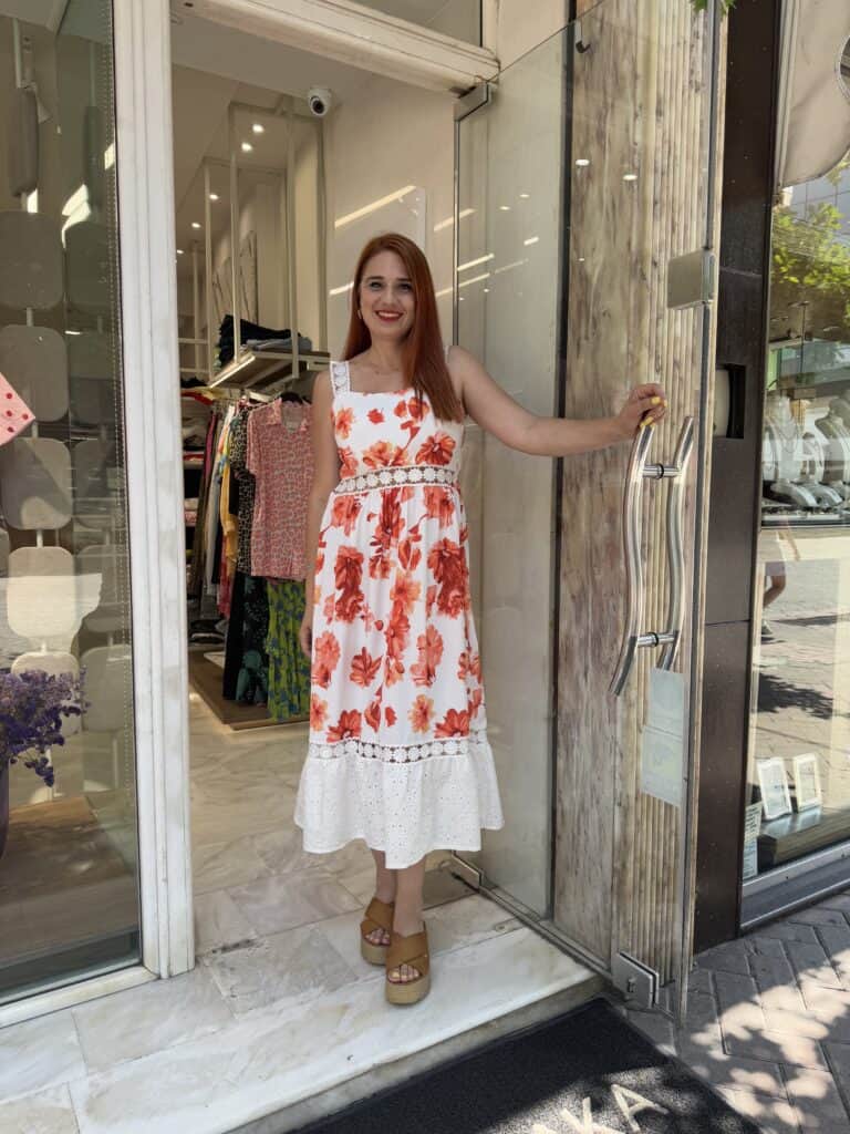 Φόρεμα ριγέ με διάτρητη τιράντα