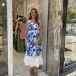 Φόρεμα ριγέ με διάτρητη τιράντα