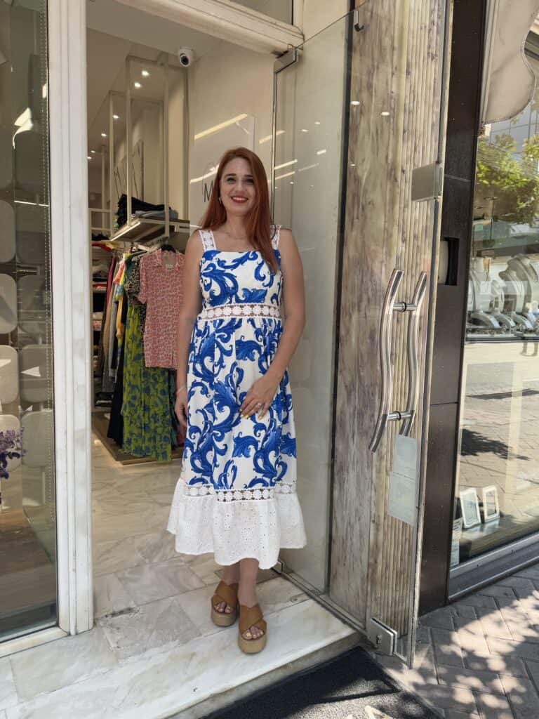 Φόρεμα ριγέ με διάτρητη τιράντα