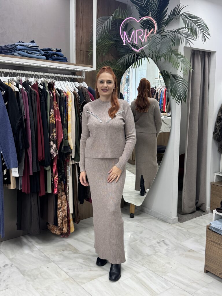 Σετ πλεκτό με φούστα