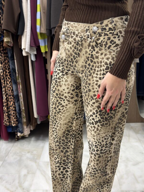 Λεοπάρ τζιν με στραβό κουμπί