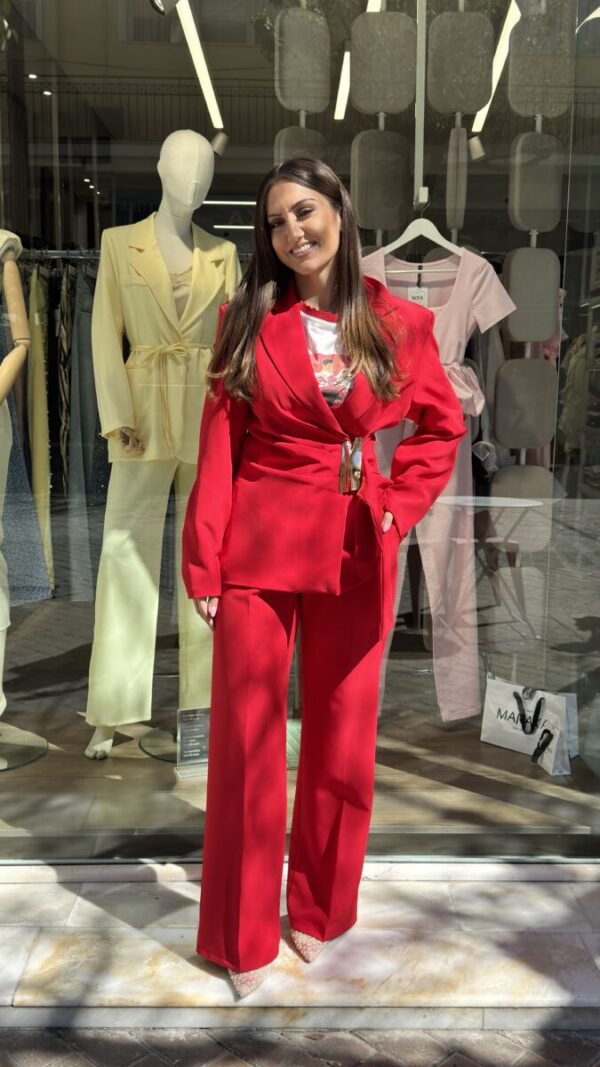 Κοστούμι κόκκινο με χρυσή αγκράφα