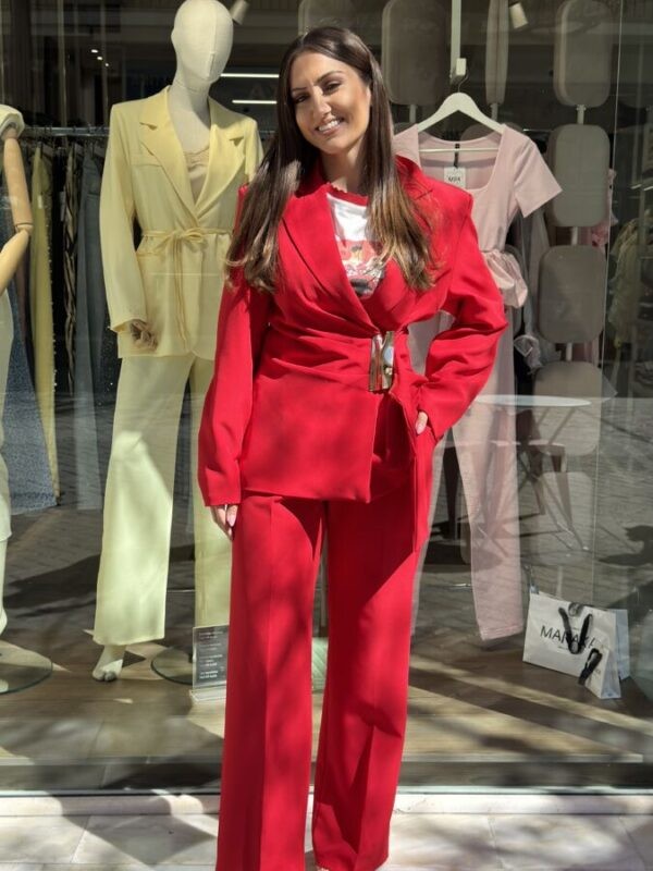 Κοστούμι κόκκινο με χρυσή αγκράφα