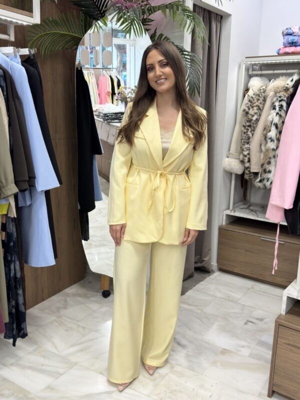 Κοστούμι με δέσιμο στη μέση