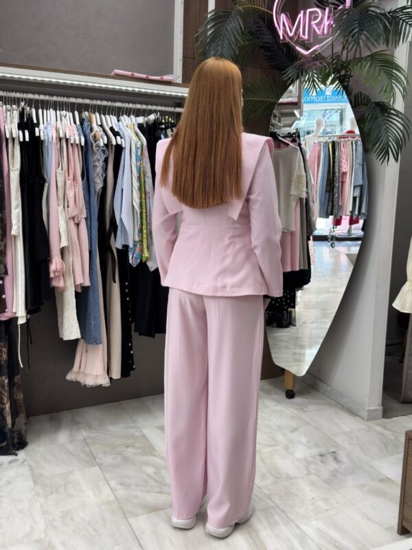 Κοστούμι με έντονους ώμους