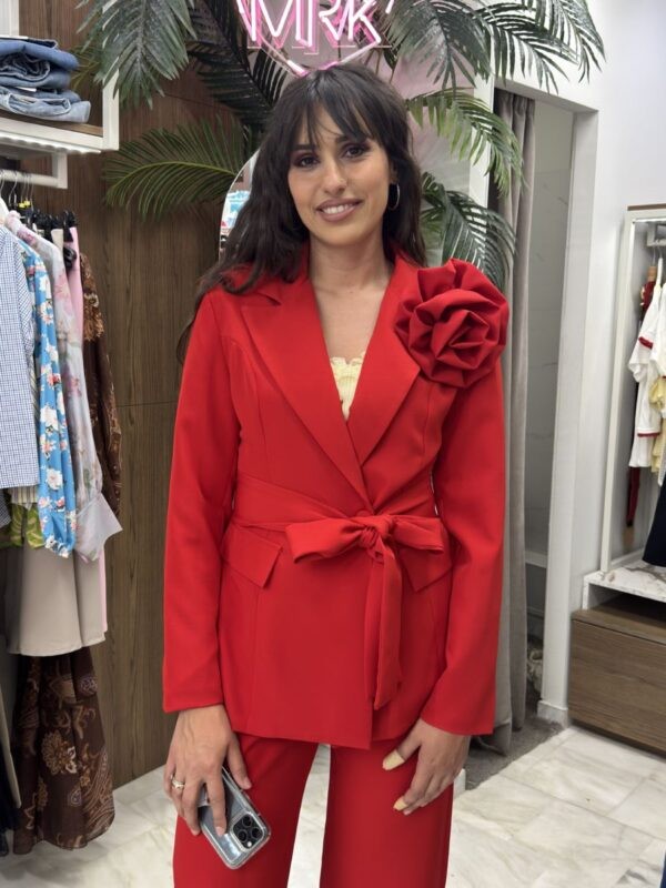 Κοστούμι με μπουτονιέρα