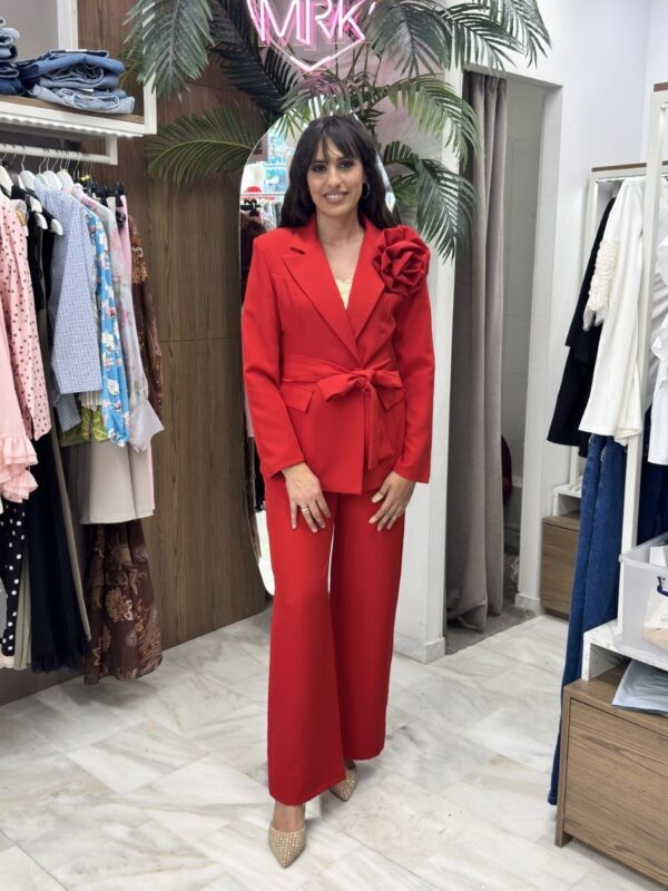 Κοστούμι με μπουτονιέρα