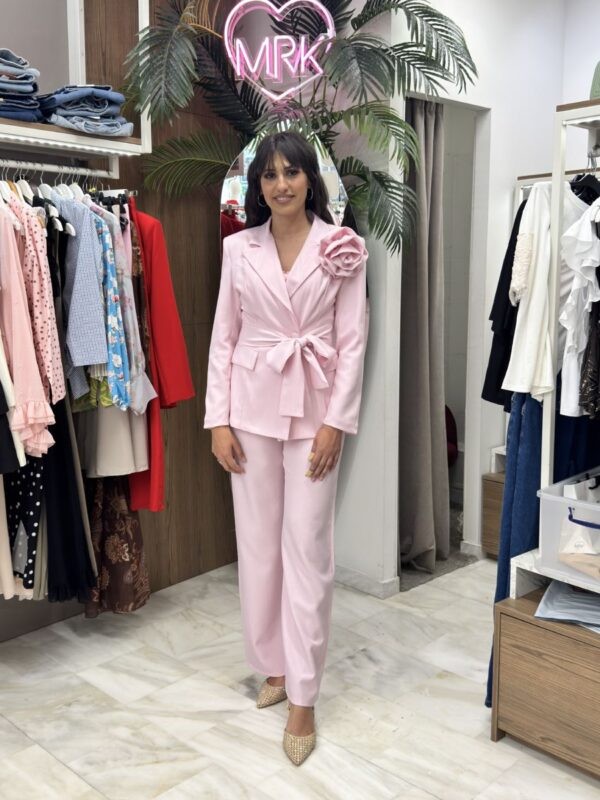 Κοστούμι με μπουτονιέρα