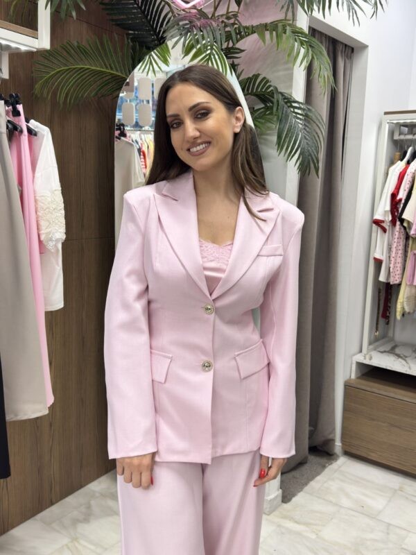 Κοστούμι με χρυσά κουμπιά