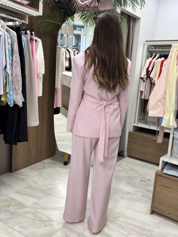 Κοστούμι με χρυσά κουμπιά