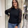 Μπλούζα με λουλουδάκια στα μανίκια