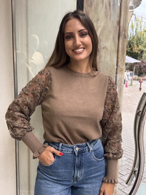 Μπλούζα με λουλουδάκια στα μανίκια