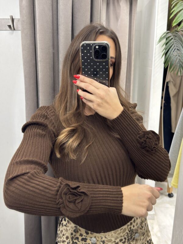 Μπλούζα με τριαντάφυλλο στο μανίκι