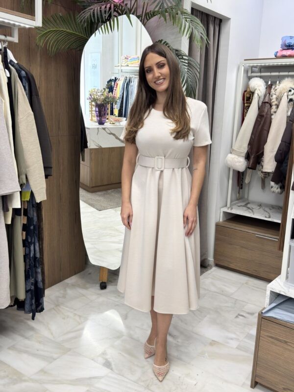 Φόρεμα midi με ζώνη